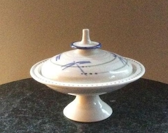 Blau und Weiß bedeckt retikulierte Sockel Keramik Schale. Libelle Design.