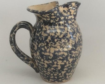 Drei Flüsse Keramik 1998. Coschocton, OH. 16 Unze Spongeware Keramik Krug, Milchkännchen. Blau und Hellbraun.