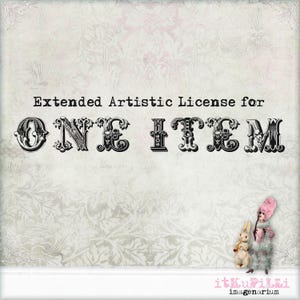 Op de afbeelding: Zwart-witte afbeelding met een decoratief lettertype dat "Extended Artistic License for ONE ITEM" luidt. De afbeelding heeft een vintage esthetiek en heeft een bloemenpatroon op de achtergrond.