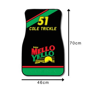 Może przedstawiać: Czarna mata do samochodu z zielonymi, czerwonymi i ż&oacute;łtymi akcentami. Mata zawiera napis "51 COLE TRICKLE" i logo Mello Yello z tekstem "Enjoy Mello Yello". Mata ma wymiary 46 cm x 70 cm.