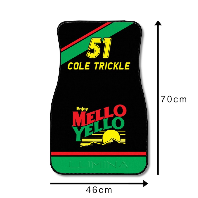 Może przedstawiać: Czarna mata do samochodu z zielonymi, czerwonymi i ż&oacute;łtymi akcentami. Mata zawiera napis "51 COLE TRICKLE" i logo Mello Yello z tekstem "Enjoy Mello Yello". Mata ma wymiary 46 cm x 70 cm.