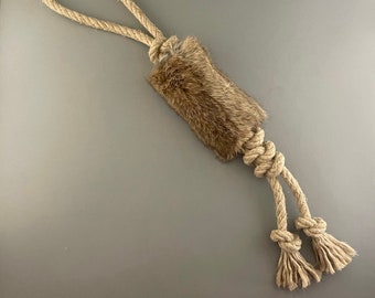 Giocattolo per l'addestramento dei cani con corda di canapa e pelliccia di coniglio.
