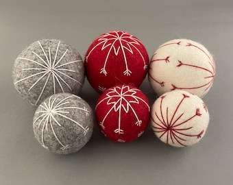 Handgestickter Wollball für Hunde mit Weihnachtsornament in zwei Größen, weiches Spielzeug für Innen