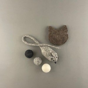 Cat toy set with 5 natural cat toys