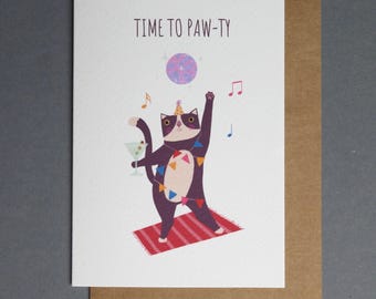 Op de afbeelding: Een kaart met een paarse kat die een feestmuts draagt en een martini-glas vasthoudt. De kat danst op een rood kleed met kleurrijke vlaggen om zijn nek. De tekst op de kaart luidt "TIME TO PAW-TY".