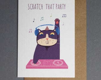 Op de afbeelding: Een kaart met een paarse kat die een koptelefoon en een feestmuts draagt, een poot omhoog houdt terwijl hij bij een roze DJ-mixer staat. De tekst op de kaart luidt "Scratch That Party".