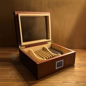 Cigar Humidor Cedar Wood 25-50 Cigars with Digital Hygrometer 2 Seperator