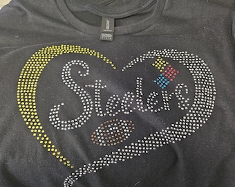 Camisetas con pedrería de equipos deportivos de la NFL. Hechas a mano, negras, talla correcta.