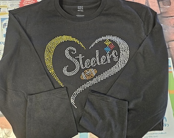 Las camisetas de manga larga con pedrería muestran tu espíritu de equipo con un toque de brillo.