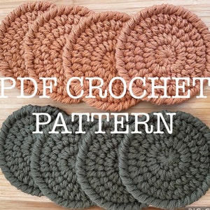 Puede incluir: Seis posavasos de ganchillo, tres de color marrón claro y tres de color verde oscuro. Los posavasos están dispuestos en dos filas de tres. El texto "PDF CROCHET PATTERN" está escrito en letras blancas sobre fondo negro.