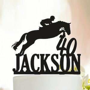 Männer Pferd springen mit Namen personalisierte Geburtstagstorte Topper, Pferd springen Reiter personalisierte Geburtstagstorte Topper, Tortenstecker Junge A250