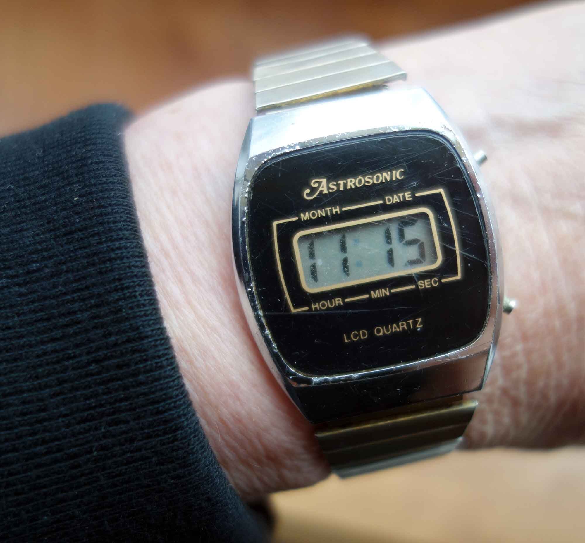 Lcd quartz watch hotsell