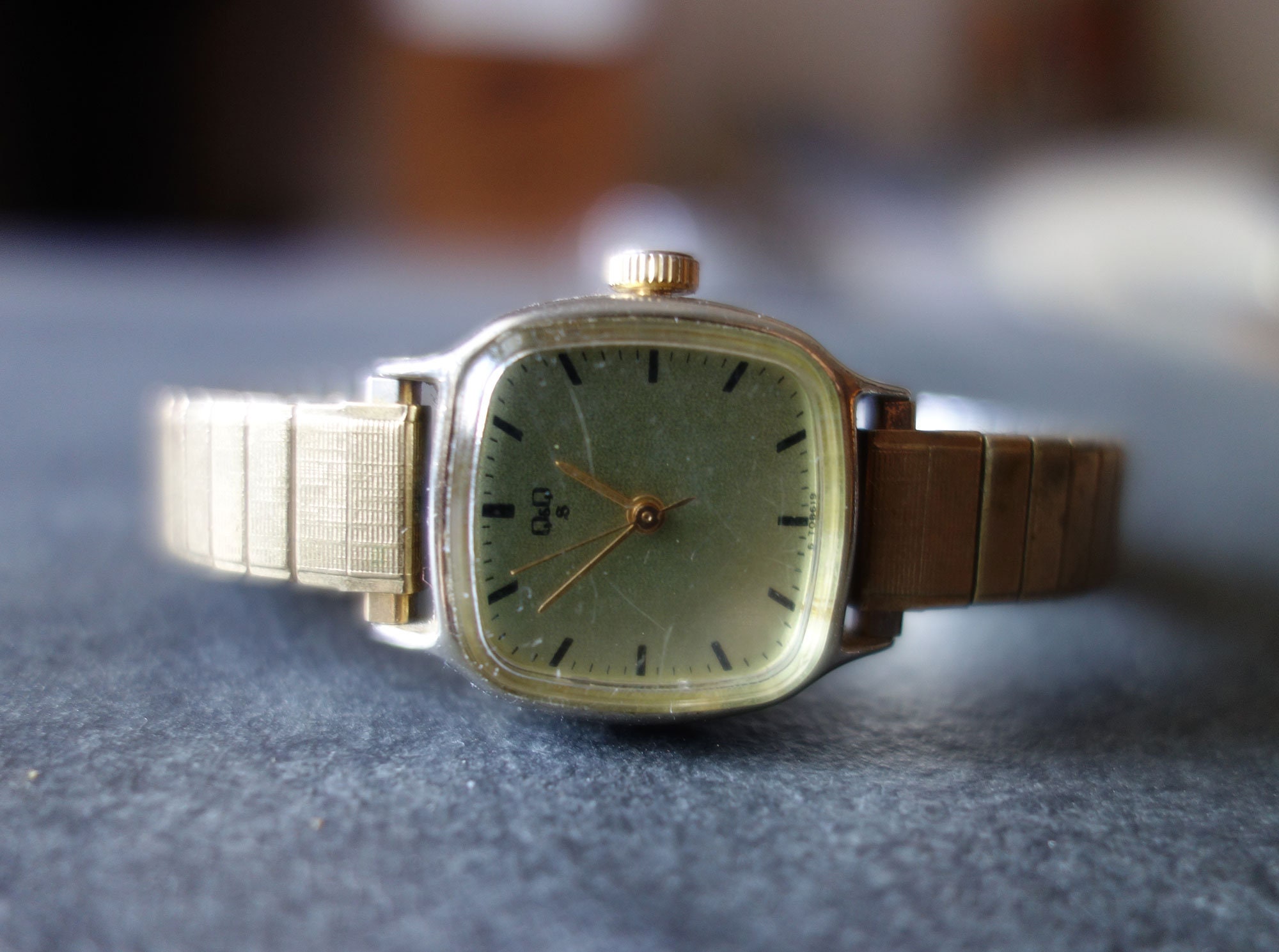 Montre Femme Mécanique Q&Q - Remontage Manuel, Affichage à Aiguilles, Bon état Avec Légères Traces D'usure