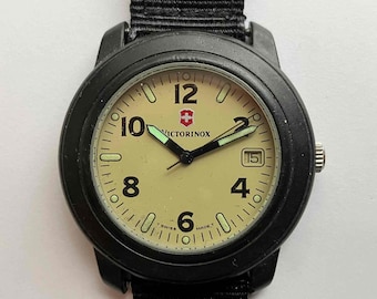 Montre vintage à pile VICTORINOX pour homme fabriquée en Suisse