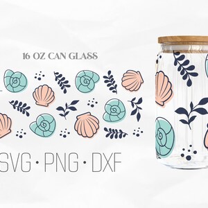 Puede incluir: Una lata de vidrio de 473 ml con un diseño de conchas marinas azules y rosas y hojas. El texto "SVG. PNG. DXF" está debajo de la lata.