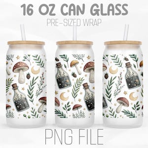 Op de afbeelding: Drie 16 oz glazen met houten deksels en rietjes. De glazen hebben een grillig ontwerp met paddenstoelen, drankflessen, halve manen en sterren. De tekst "16 OZ CAN GLASS" en "PRE-SIZED WRAP" staat bovenaan en "PNG FILE" onderaan.