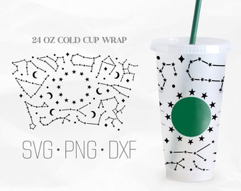 Puede incluir: Un diseño de envoltura para vaso frío de 24 oz con un patrón de constelación con estrellas, lunas y líneas de conexión. El diseño se muestra en un vaso de plástico transparente con una tapa verde y una pajita. El texto "SVG. PNG. DXF" también se incluye en la imagen.