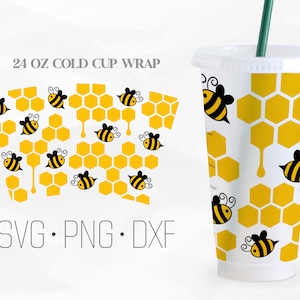 Puede incluir: Un envoltorio para vaso frío de 24 oz con un patrón de panal de abeja amarillo y abejas negras. El texto "SVG. PNG. DXF" está impreso debajo del envoltorio del vaso.