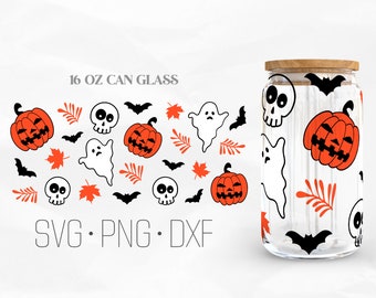 Puede incluir: Un vaso de cristal para lata de 473 ml con temática de Halloween. El vaso está decorado con murciélagos negros, fantasmas blancos, calabazas naranjas y calaveras negras. El texto "SVG. PNG. DXF" está impreso debajo de la imagen.