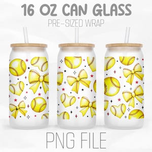 Könnte beinhalten: Drei 473 ml Glasbecher in Dosenform mit weißem Hintergrund und einem Muster aus gelben Softballs, roten Herzen und gelben Schleifen. Der Text "16 OZ CAN GLASS" und "PRE-SIZED WRAP" befindet sich oben im Bild. Der Text "PNG FILE" befindet sich unten im Bild.