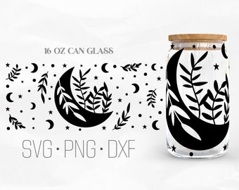 Puede incluir: Un vaso de cristal para lata de 473 ml con un diseño en blanco y negro de una luna creciente con hojas y estrellas. El texto "SVG. PNG. DXF" está debajo del diseño.