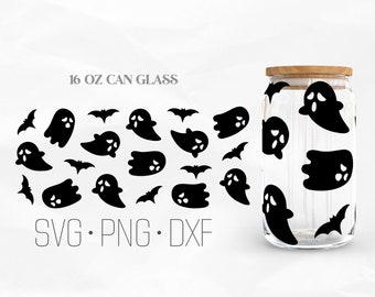 Op de afbeelding: Een glazen blik van 473 ml met een zwart-wit ontwerp van geesten en vleermuizen. De tekst "SVG. PNG. DXF" is onder het blik gedrukt.