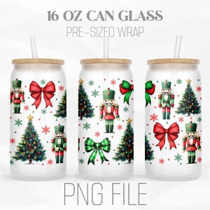Op de afbeelding: Drie 16 oz can-glazen met houten deksels en rietjes. De glazen zijn versierd met kerstthema's, waaronder notenkrakers, strikken, kerstbomen en sneeuwvlokken. De tekst "16 OZ CAN GLASS PRE-SIZED WRAP" en "PNG FILE" is afgedrukt.