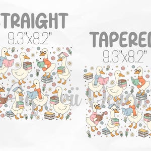 Pu&ograve; includere: Illustrazione di oche dei cartoni animati che leggono libri, indossano sciarpe, maglioni e occhiali. L'immagine include il testo "STRAIGHT 9.3"x8.2"" e "TAPERED 9.3"x8.2"". Le oche sono circondate da fiori e libri. Misure: 23,6 cm x 20,8 cm.