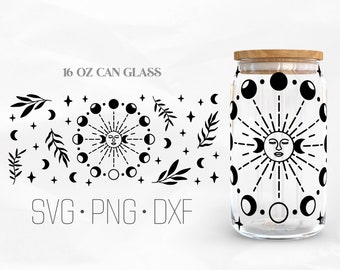 Puede incluir: Una lata de vidrio de 473 ml con un diseño en blanco y negro de un sol con cara y un círculo de lunas a su alrededor. El texto "SVG. PNG. DXF" está debajo de la lata.