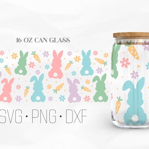 Op de afbeelding: Een glazen blik van 473 ml met een patroon van pastelkleurige konijnen, wortels en bloemen. De tekst "SVG. PNG. DXF" staat onder het blik.
