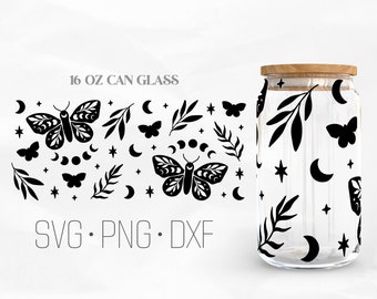 Puede incluir: Un diseño en blanco y negro con mariposas, lunas, estrellas y hojas. El diseño se muestra en una lata de vidrio de 473 ml y como descarga digital. El texto "SVG. PNG. DXF" también se incluye en la imagen.