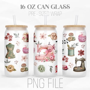 Könnte beinhalten: Drei 473 ml Dosen-Glas-Verpackungen mit Nähmotiven. Die Verpackungen zeigen rosa Nähmaschinen, Garnrollen, Knöpfe und Blumenmuster. PNG FILE.