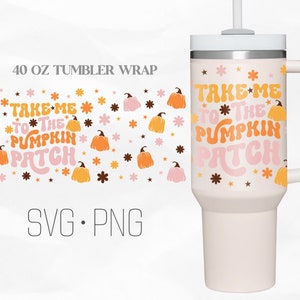 Könnte beinhalten: Ein 40-Unzen-Becher-Wrap-Design mit einem orange-rosa Kürbisfeld-Design mit dem Text "Take Me To The Pumpkin Patch".