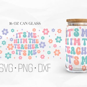 Może przedstawiać: Szklana puszka o pojemności 473 ml z wzorem przedstawiającym tekst "It's Me, Hi I'm The Teacher, It's Me" w retro czcionce z pastelowymi kolorami i kwiatami.