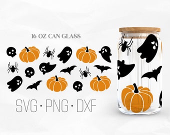 Puede incluir: Un vaso de lata de 473 ml con un tema de Halloween. El vaso está decorado con siluetas negras de calabazas, fantasmas, murciélagos, arañas y calaveras. El texto "16 OZ CAN GLASS" está impreso en la parte superior de la imagen. El texto "SVG. PNG. DXF" está impreso en la parte inferior de la imagen.