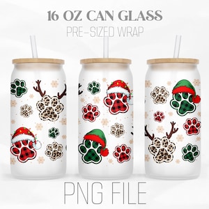 Puede incluir: Tres vasos de lata de 473 ml con un diseño de huella de pata navideña. El diseño incluye cuadros rojos y verdes, estampado de leopardo y copos de nieve. Los vasos tienen una tapa de madera y una pajita.