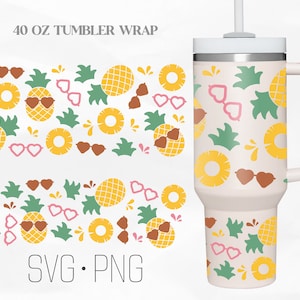 Può includere: Un design per avvolgere un bicchiere da 40 oz con un motivo ripetitivo di ananas, occhiali da sole, cuori e fette di ananas. Il design è in tonalità di giallo, verde, rosa e marrone. Il testo "SVG. PNG" è in fondo al design.