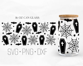 Op de afbeelding: Een 473 ml blikglas met een zwart-wit ontwerp van spinnenwebben, vleermuizen en doodskisten. De tekst "SVG. PNG. DXF" staat onder het glas.