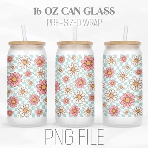 Op de afbeelding: Drie 473 ml blikjesglazen met een voorgevormde wikkel met een geruit patroon met roze en witte madeliefjes. De wikkel is ontworpen voor sublimatieprint. PNG-bestand.