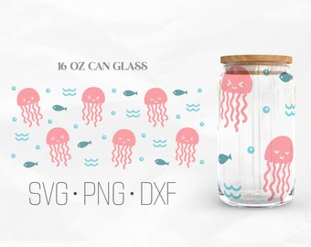 Pode incluir: Um copo de vidro de 473 ml com a forma de uma lata com um design de medusas cor-de-rosa, ondas azuis e peixes azuis. O texto "SVG. PNG. DXF" está na parte inferior da imagem.