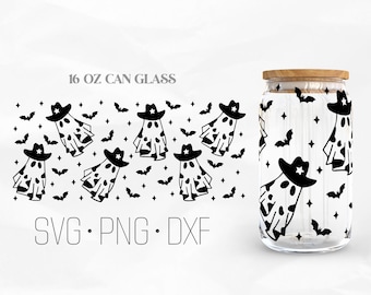 Puede incluir: Una lata de vidrio de 473 ml con un patrón en blanco y negro de fantasmas con sombreros de vaquero y murciélagos. El texto "SVG. PNG. DXF" está debajo de la lata.