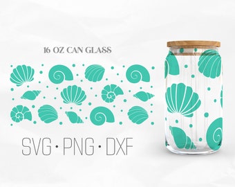 Pode incluir: Uma lata de vidro de 473 ml com um padrão de conchas marinhas turquesa. O texto "16 OZ CAN GLASS" e "SVG. PNG. DXF" está impresso na imagem.
