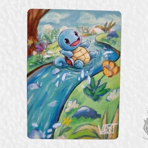 Op de afbeelding: Een handgeschilderde illustratie van een blauw schildpadpersonage dat zwemt in een blauwe rivier met groen gras en bloemen aan de oevers. De schildpad glimlacht en heeft een bruine schild.