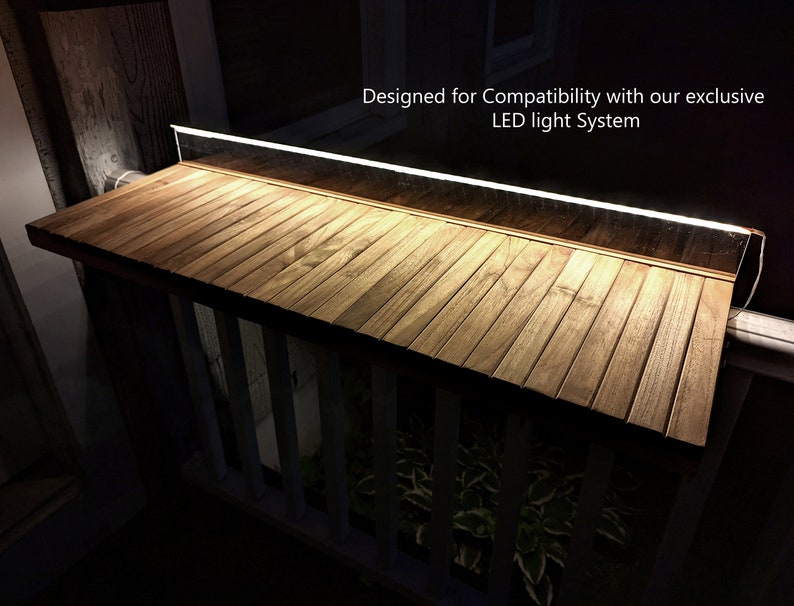 Pode incluir: Uma prateleira de madeira com uma luz LED integrada. A prateleira &eacute; feita de madeira castanha clara e tem uma forma retangular. A luz LED &eacute; uma faixa fina e branca ao longo da borda superior. O texto na imagem diz: "Designed for Compatibility with our exclusive LED light System."
