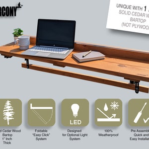 Op de afbeelding: Een houten, aan de muur te bevestigen, opklapbaar bureau met een laptop, een kopje, een notitieboekje en een potlood erop. Het bureau is gemaakt van massief cederhout en is 2,5 cm dik. Het heeft een eenvoudig te bedienen klik-systeem om op te klappen, een optioneel LED-verlichtingssysteem en is 100% weerbestendig. Het bureau is voorgemonteerd voor een snelle en eenvoudige installatie.