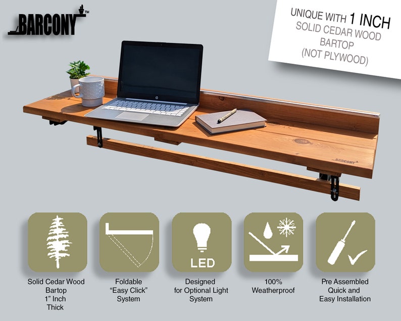 Op de afbeelding: Een houten, aan de muur te bevestigen, opklapbaar bureau met een laptop, een kopje, een notitieboekje en een potlood erop. Het bureau is gemaakt van massief cederhout en is 2,5 cm dik. Het heeft een eenvoudig te bedienen klik-systeem om op te klappen, een optioneel LED-verlichtingssysteem en is 100% weerbestendig. Het bureau is voorgemonteerd voor een snelle en eenvoudige installatie.