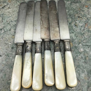Antique &quot;A.J. Jordan&quot; St. Louis 6pc .925 Belted Wreath + Mother of Pearl Knives