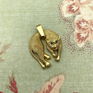 Vintage c.1970s/80s 14k Solid Gold Glittery Brushed Cat Pendant + Emerald Eyes