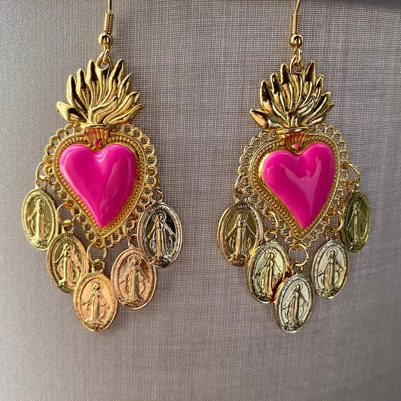 Pendientes de araña Sagrado Corazón Fucsia/Rosa Impactante y Virgenes Milagrosas Estilo Mexicano. Santo Esmaltado a mano. Hecho a mano en Italia. imagen 1