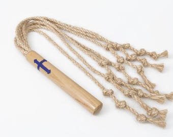 Schlanke Disciplina Peitsche mit Eschengriff: Schwarzes oder Lila Kreuz, Sieben Sisal Falls